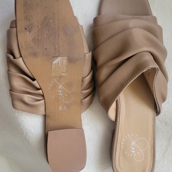 Elegant Tan Women's Mules. Size 8.5 - Picture 4 of 5